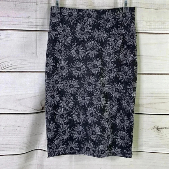 LulaRoe Cassie Black White Floral Size XS - Picture 1 of 8